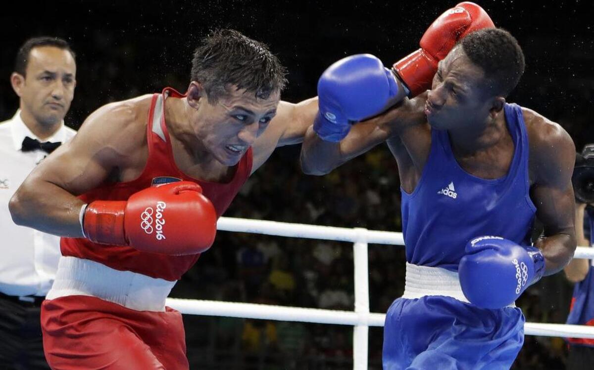 El uzbeco Fazliddin Gaibnazarov (izq.) intercambia golpes con el cubano nacionalizado azerbaiyano Lorenzo Sotomayor Collazo en peso welter (64kg) en Río 2016, el domingo 21 de agosto del 2016 en Río de Janeiro, Brasil.