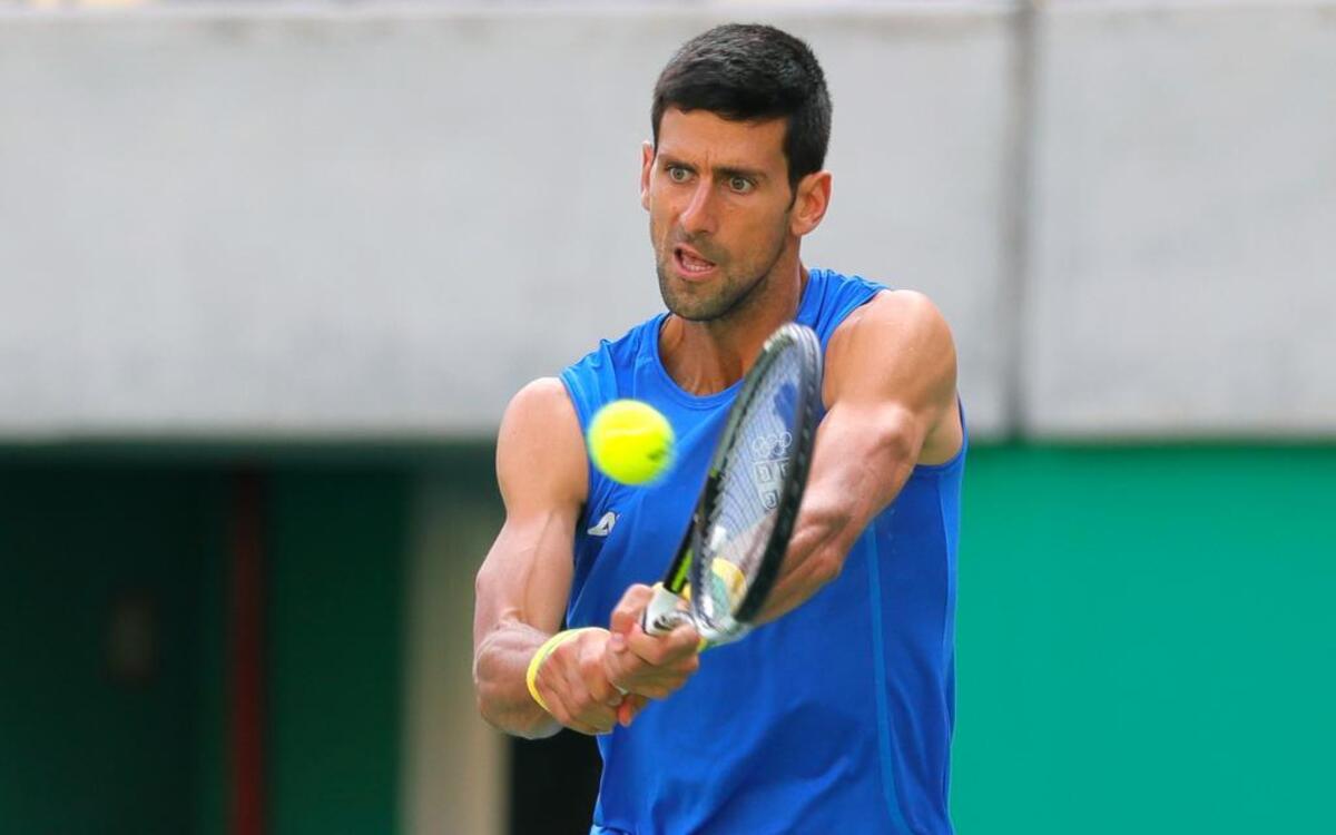 Novak Djokovic retorna la bola en una sesión de entrenamiento el 3 de agosto del 2016 en Río de Janeiro, Brasil.
