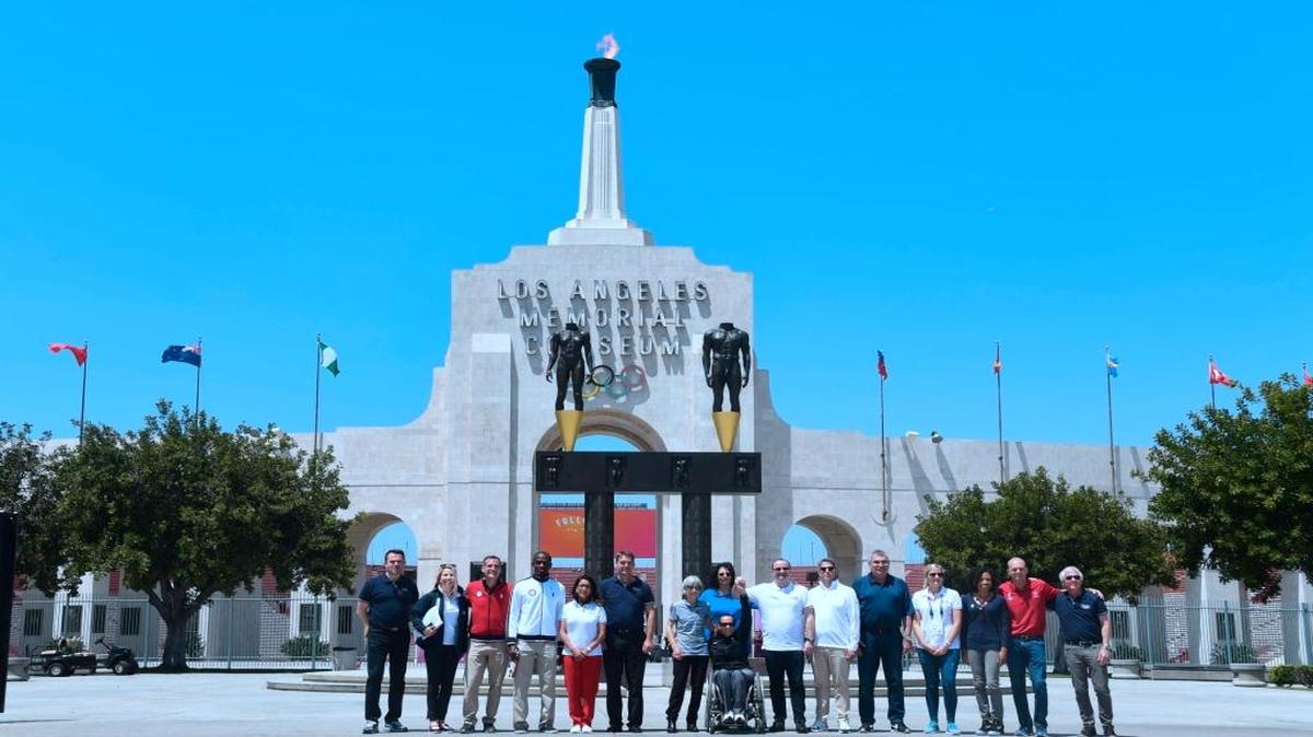 Los miembros de la Comisión de Evaluación del COI y el alcalde de la ciudad Eric Garcetti (3ro desde la izq.) posan enfrente de Los Angeles Memorial Coliseum, el 11 de mayo del 2017.