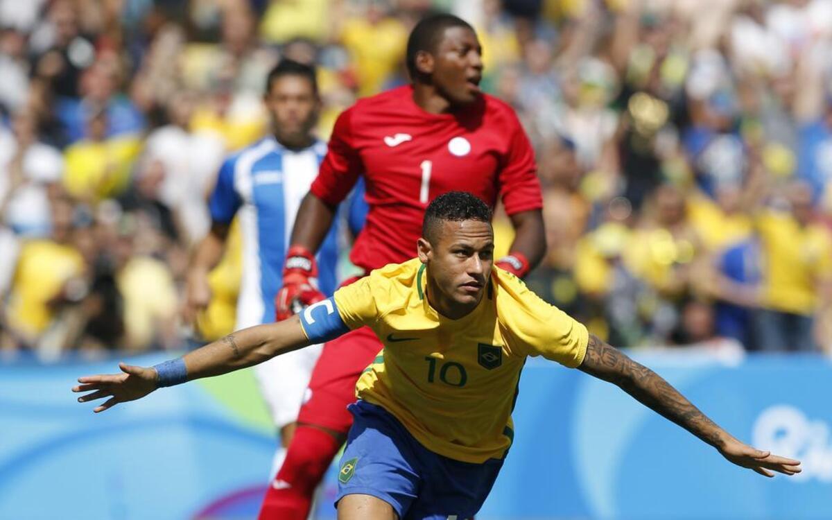 Neymar celebra tras marcar el primer gol de Brasil ante Honduras en la semifinal de los Juegos de Río, el 17 de agosto del 2016.