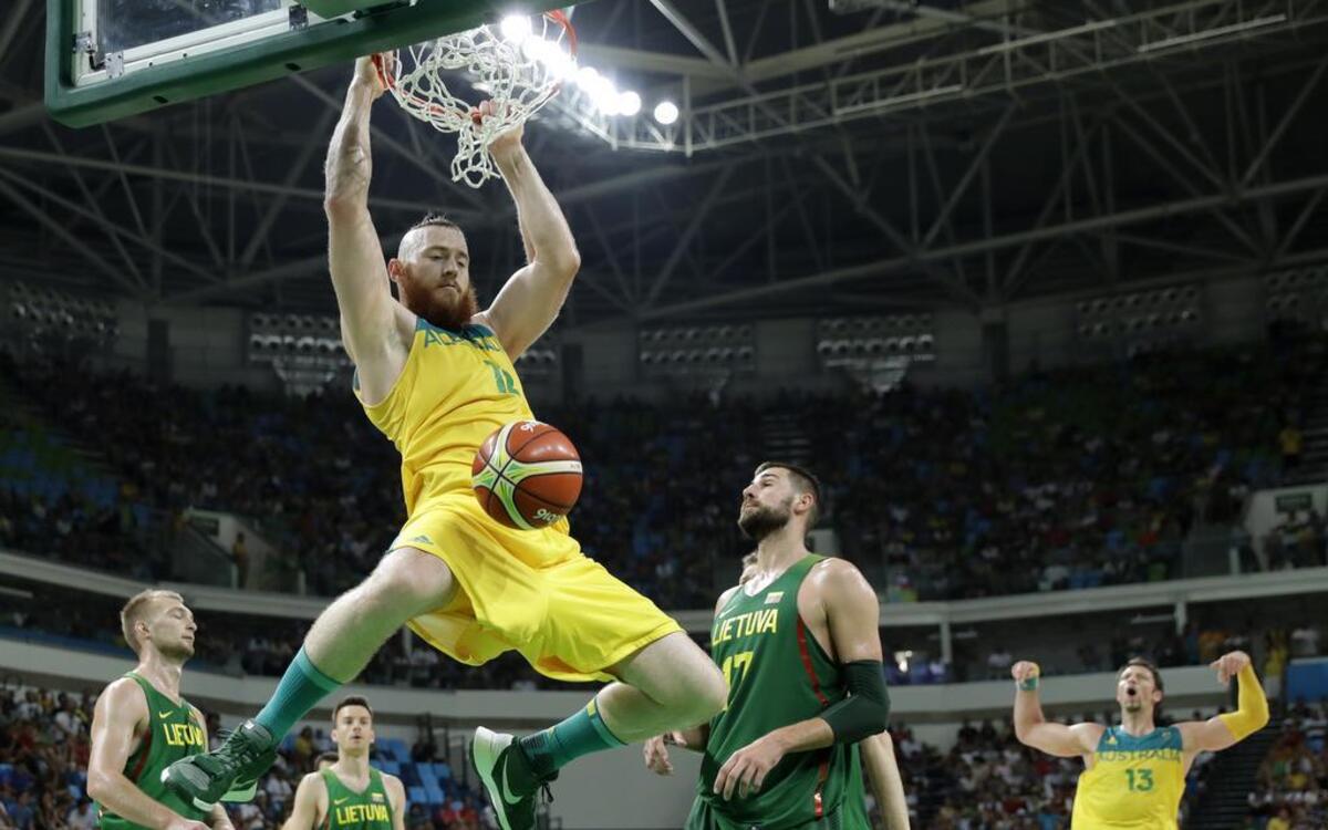 El jugador de Australia Aron Baynes (12) clava la pelota en el partido ante Lituania, el 17 de agosto del 2016 en Río de Janeiro, Brasil.
