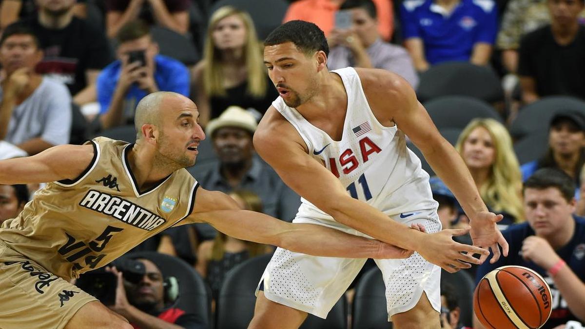 Manu Ginobili (izq.) trata de robarle el balón a Klay Thompson en un partido de preparación entre el equipo de Argentina y el de Estados Unidos, celebrado el 22 de julio del 2016 en Las Vegas.