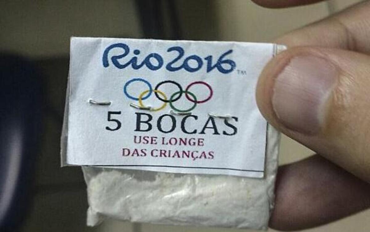 Fotografía cedida el 26 de julio de 2016 que muestra una de las bolsas parte de un pequeño alijo de cocaína y crack incautado por la Policía en una casa en el barrio de Lapa, una popular zona de ocio en el centro en Río de Janeiro, Brasil.