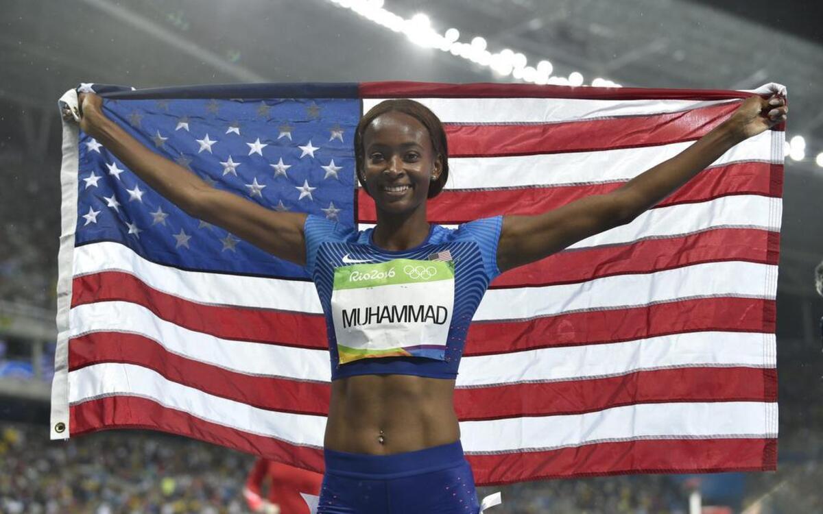 La estadounidense Dalilah Muhammad, que llegaba a Río-2016 con la mejor marca de la temporada, ganó con facilidad este jueves el oro olímpico de los 400 metros vallas, con un tiempo de 53.13.