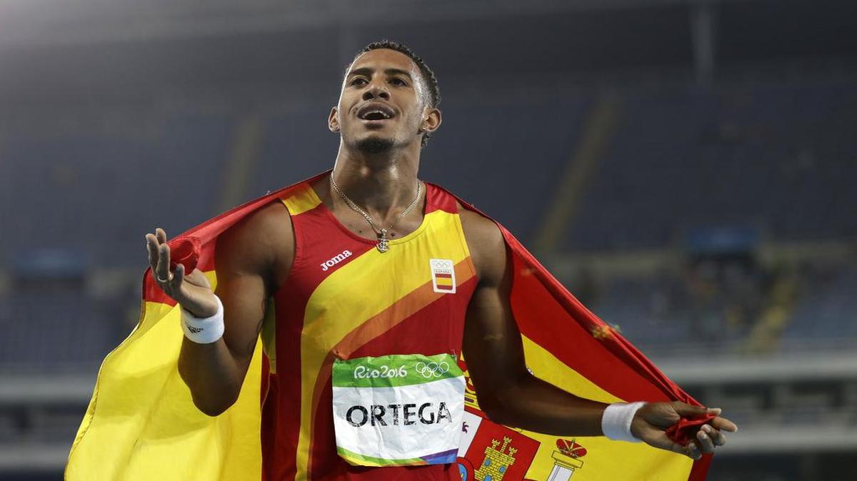 Orlando Ortega celebra con la bandera de España su medalla de plata en la final de los 110 metros con vallas, el 16 de agosto del 2016.
