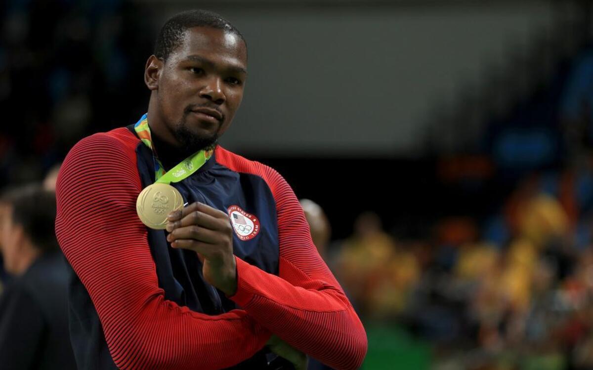 Kevin Durant posa con la medalla de oro que ganó con Estados Unidos en los Juegos de Río, el 21 de agosto del 2016.