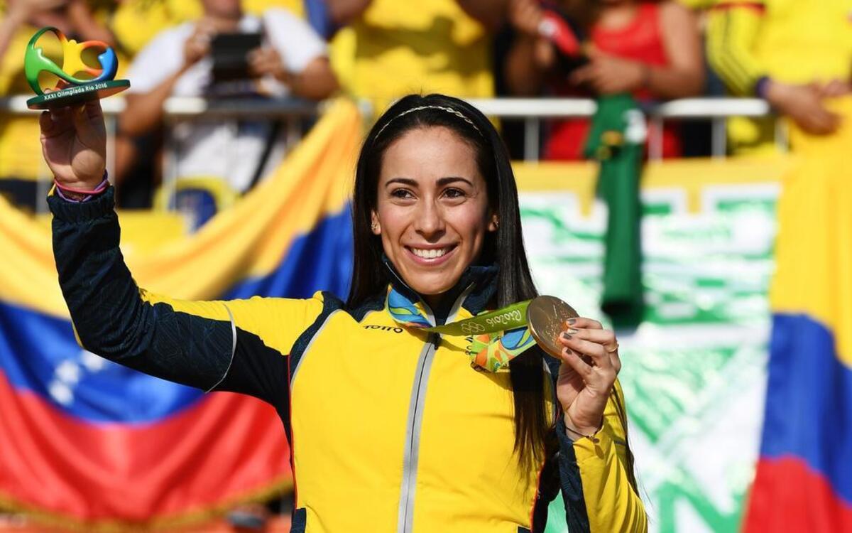 La ciclista colombiana Mariana Pajón celebra la medalla de oro que ganó en BMX en los Juegos Olímpicos de Río, el 19 de agosto del 2016.