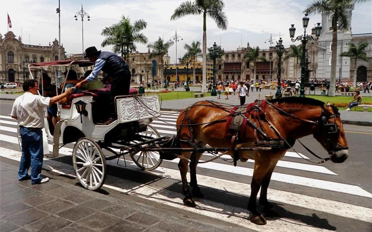 Un carruaje tirado por caballo en la Plaza Mayor de Lima, que será sede de los Juegos Panamericanos del 2019.