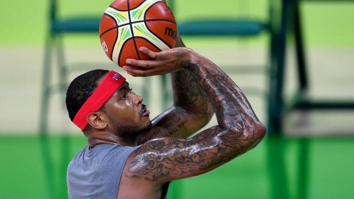 Carmelo Anthony lanza al aro en un entrenamiento con el equipo de Estados Unidos, el 4 de agosto del 2016 en Río de Janeiro, Brasil.