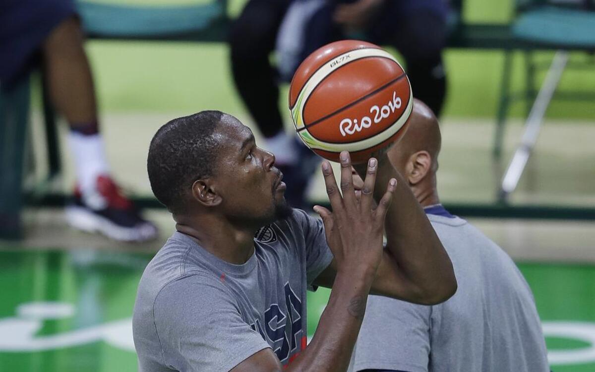 Kevin Durant tira al aro en una práctica en Río de Janeiro, Brasil, el 4 de agosto del 2016.