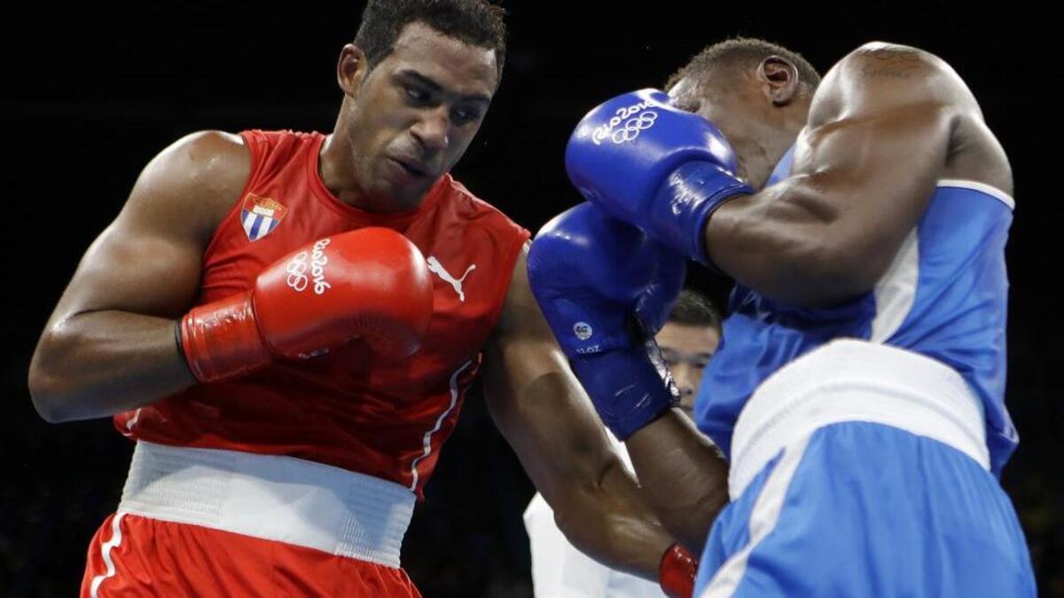 Arlen López (izq.), de Cuba, conecta al francés Christian Mbilli, en los cuartos de final de la categoría de 75 kg., en Río de Janeiro, Brasil, el lunes 15 de agosto del 2016.