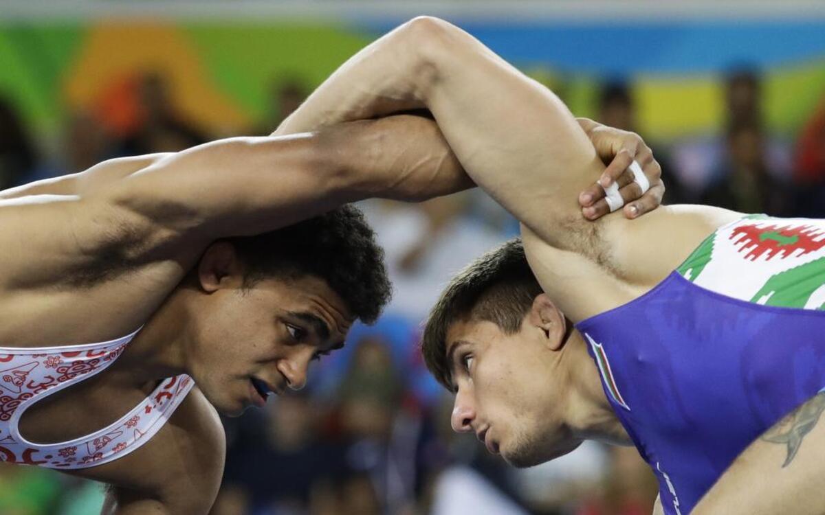 El boricua Franklin Gómez (izq.) y el búlgaro Borislav Stefanov en la pelea de cuartos de final de lucha libre en la categoría 65 kilogramos, el 21 de agosto del 2016 en Río de Janeiro.