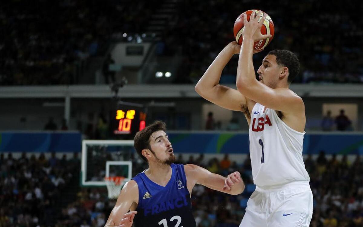 El jugador de Estados Unidos Klay Thompson (der.) fue el gran anotador del encuentro ante Francia con 30 puntos, 21 de ellos desde la línea de tres puntos, el domingo 14 de agosto de 2016, durante la ronda preliminar de las competencias de baloncesto que se disputan en el Carioca Arena 1 del Parque Olímpico de Río de Janeiro, Brasil.