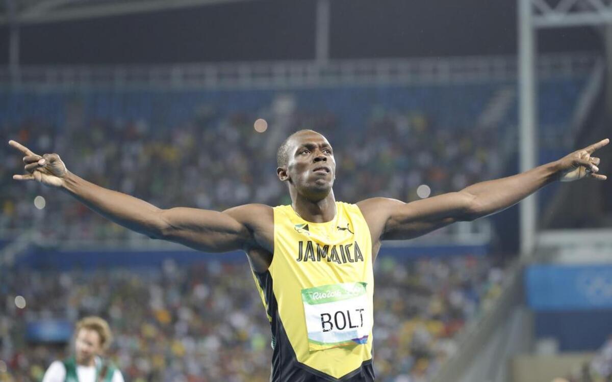 El corredor jamaiquino Usain Bolt celebra tras ganar la medalla de oro de los 200 metros de los Juegos Olímpicos de Río, el 18 de agosto de 2016.