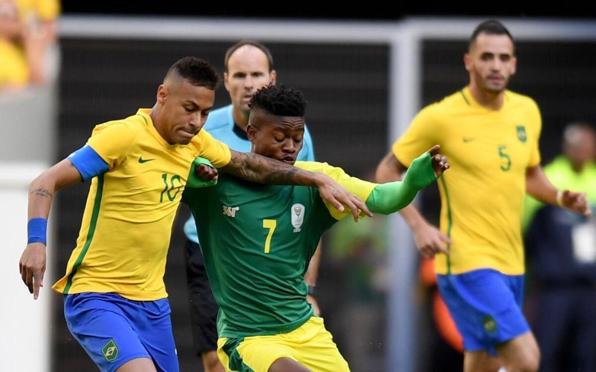 El brasileño Neymar (izq.) disputa la pelota ante el jugador de Sudáfrica Tyroane Sandows, en el partido entre ambas selecciones, el 4 de agosto del 2016, en los Juegos de Río de Janeiro.