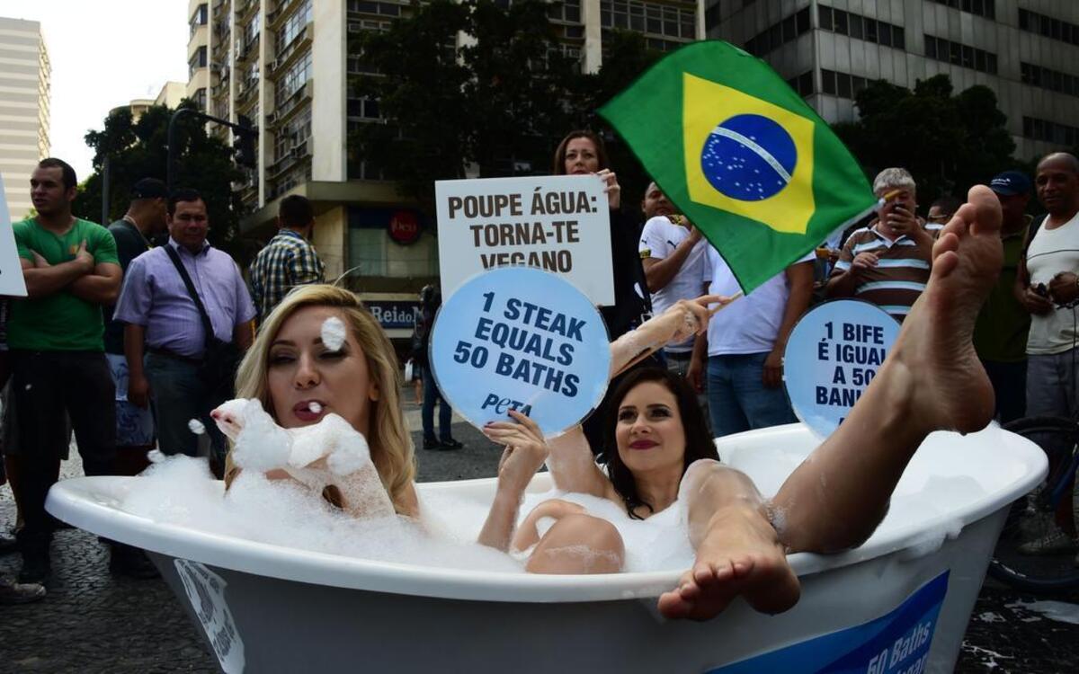 Dos activistas de la organización Personas a favor del Trato Ético a los Animales (PETA, en inglés) se bañaron desnudas en una plaza pública de Río de Janeiro, en la víspera de los Juegos Olímpicos, el 4 de agosto del 2016.