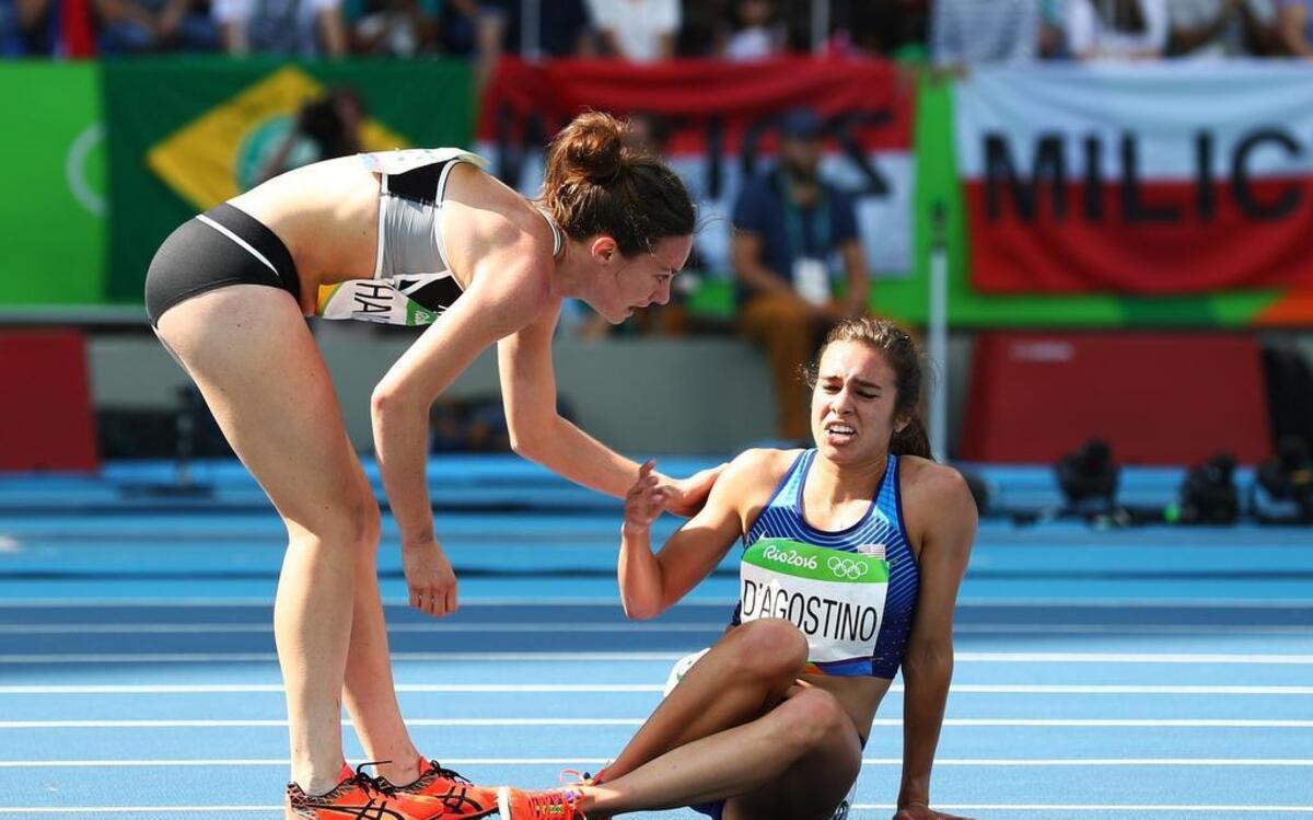 La atleta de Nueva Zelanda Nikki Hamblin (izq.) ayuda a la estadounidense Abbey D'Agostino, luego de que ambas tropezarán en la carrera eliminatoria de los 5000 metros planos, el 16 de agosto del 2016 en Río de Janeiro.
