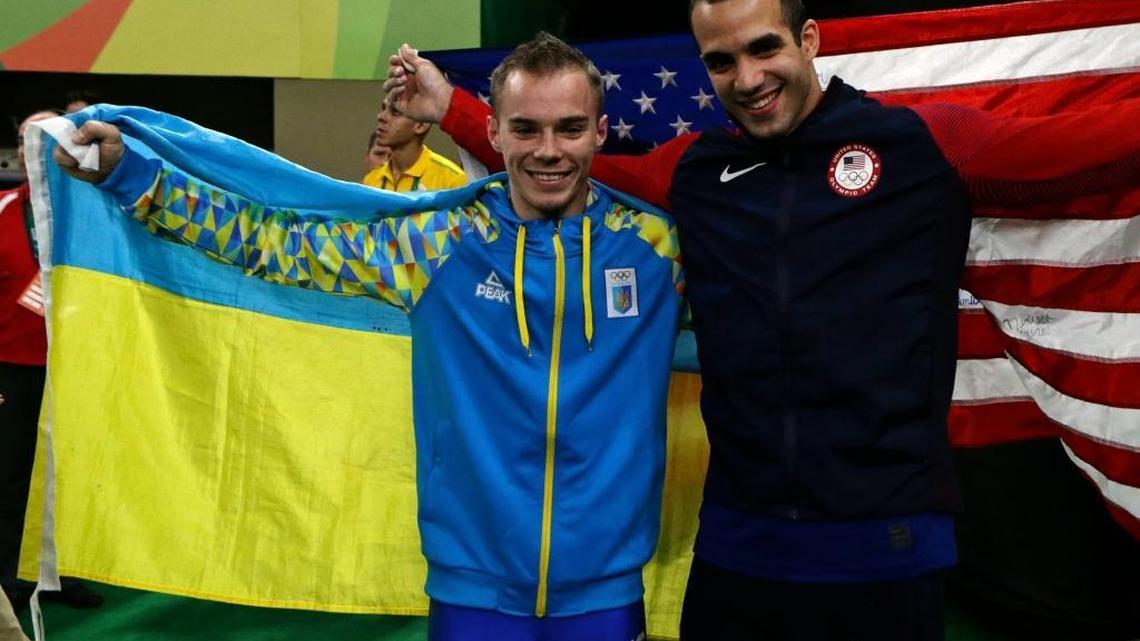 Dannell Leyva (der.) posa con la bandera de Estados Unidos acompañado por Oleg Verniaiev, de Ucrania, ganador de la medalla de oro.