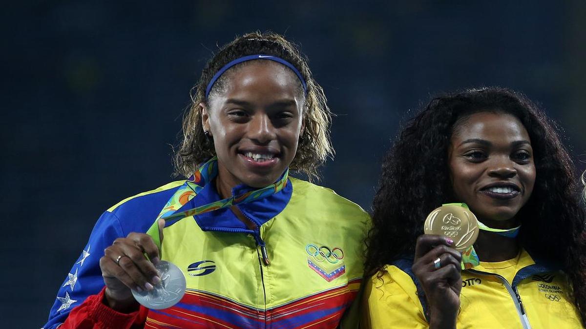 La atleta de Venezuela Yulimar Rojas (izq.) celebra su medalla de plata con la campeona colombiana Caterine Ibarguen, en la premiación del triple salto de los Juegos de Río, el 5 de agosto de 2016.