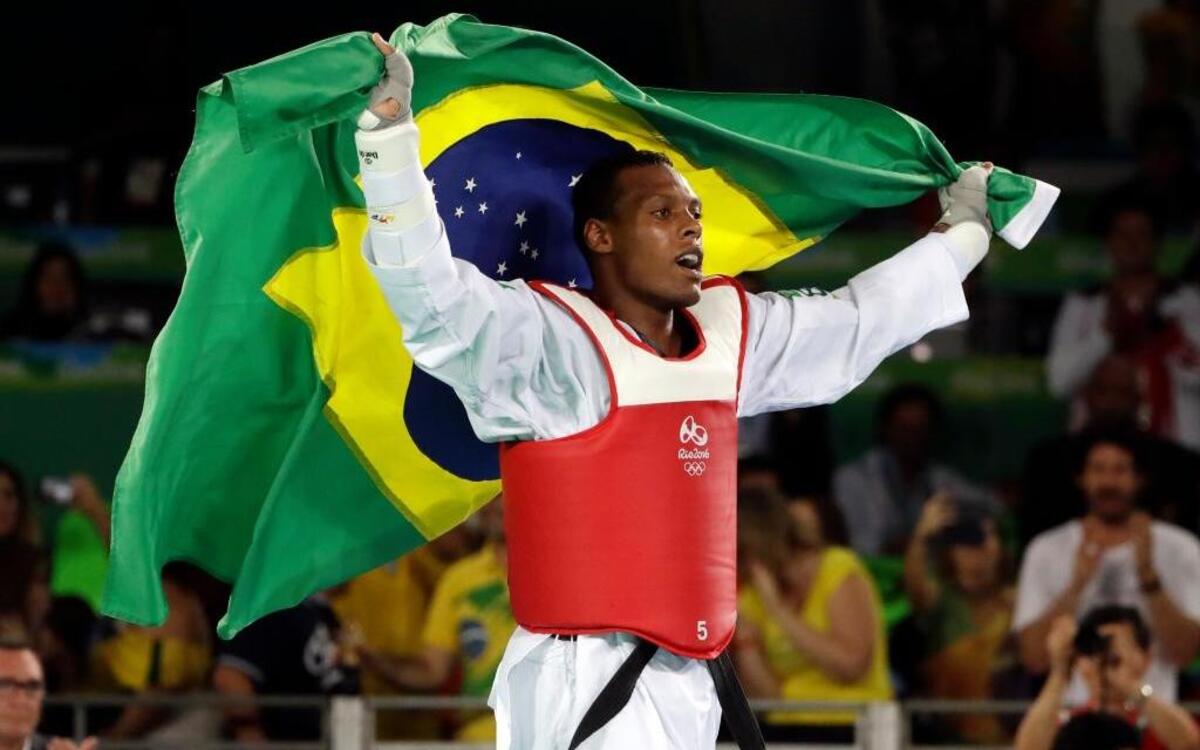 Maicon Siqueira, de Brazil, celebra luego de vencer a M Bar N Diaye de Francia en hombres 80-kg por la medalla de bronce en taekwondo, en Río de Janeiro, Brasil, el sábado 20 de agosto del 2016.