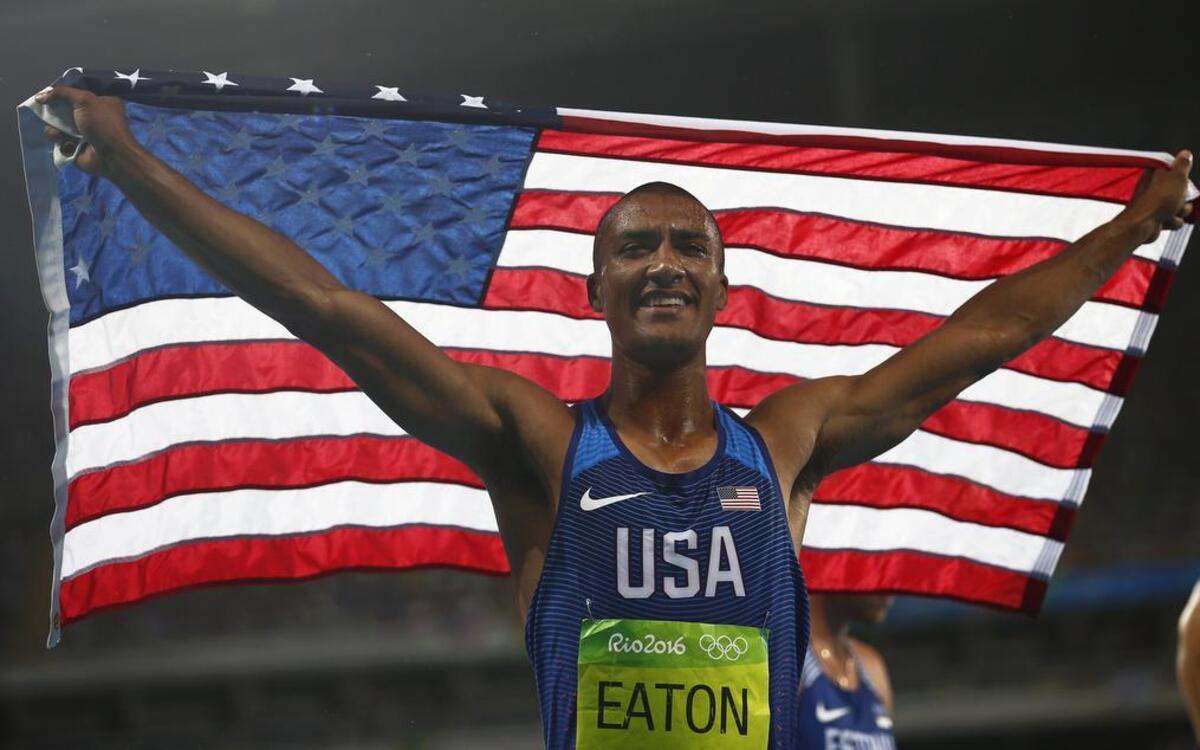 El estadounidense Ashton Eaton revalidó el título olímpico que conquistó hace cuatro años en Londres al imponerse en Río con un total de 8.893 puntos, igualando el récord olímpico de la especialidad