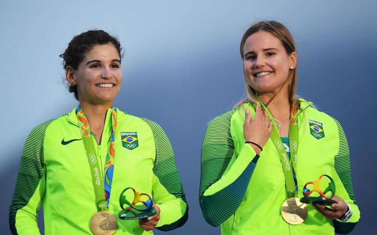 En la vela, Martine Grael (izq.) y Kahena Kunze se proclamaron campeonas olímpicas de la clase 49er FX, las primeras mujeres brasileñas en obtener un título olímpico en la disciplina.