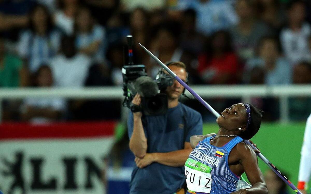 La atleta colombiana Flor Ruiz realiza su lanzamiento de jabalina el 18 de agosto de 2016, durante las pruebas de atletismo que se disputan en el Estadio Olímpico de Río de Janeiro, Brasil.