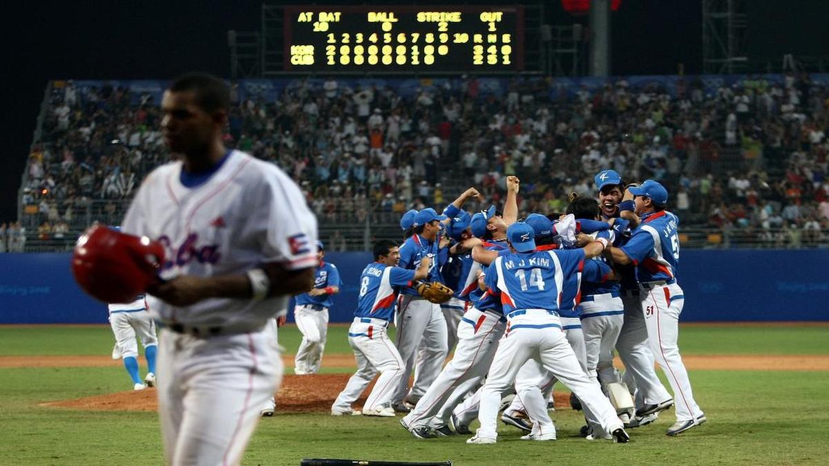 El equipo de Corea del Sur celebra la medalla de oro que obtuvieron ante Cuba en la final del béisbol olímpico en Beijing, China.