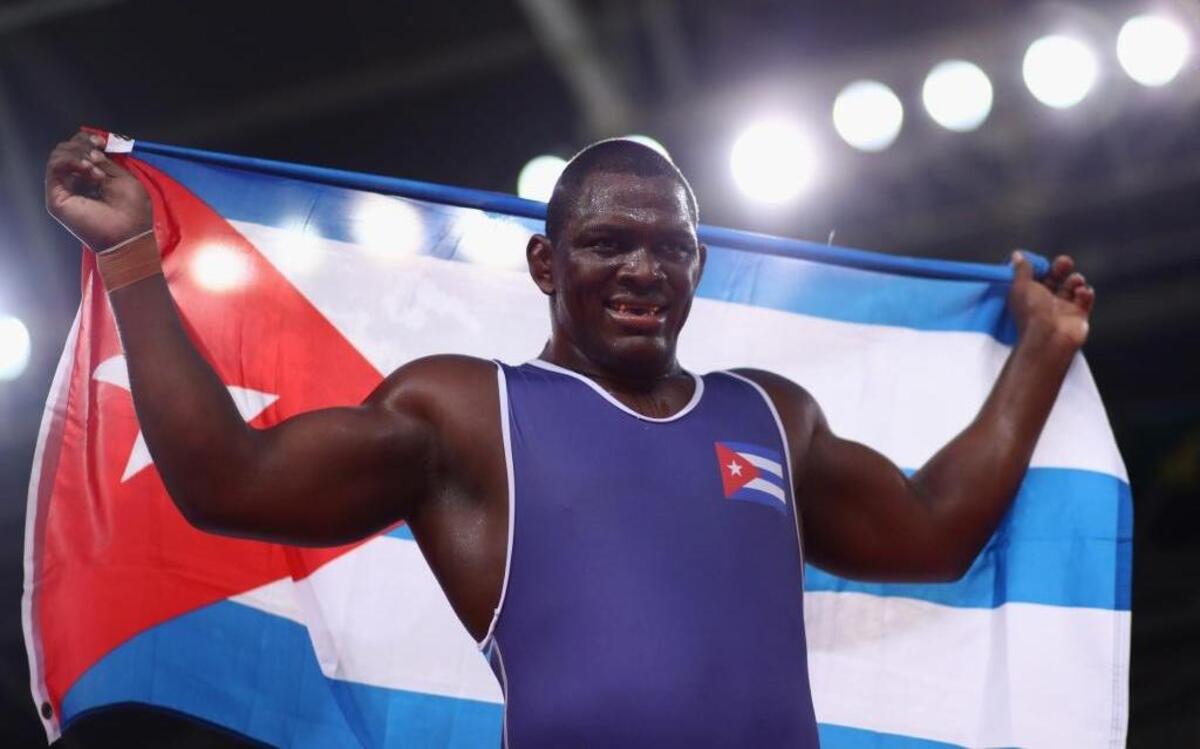 Mijaín López celebra con la bandera de Cuba su victoria sobre el turco Riza Kayaalp en la final de lucha grecorromana categoría130 kg en Río 2016, en la Arena Carioca, el lunes 15 de agosto del 2016 en Río de Janeiro, Brasil.