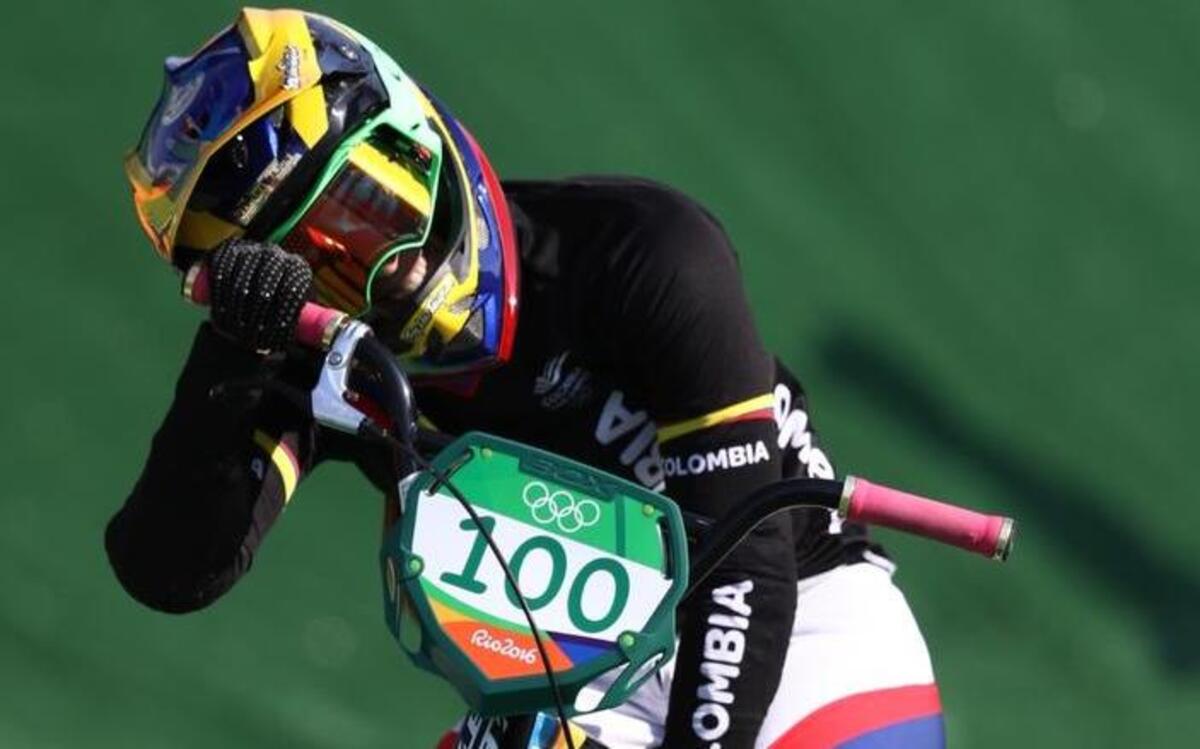 Mariana Pajón, de Colombia, con el #100, celebra la conquista de la medalla de oro en la final de BMX, en los Juegos Olímpicos de Río 2016, el 19 de agosto del 2016, en Río de Janeiro, Brasil.