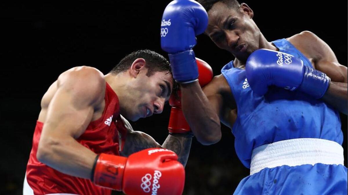 El boxeador de origen cubano Lorenzo Sotomayor Collazo, quien pelea por Azerbaiyán, conecta a Artem Harutyunyan, de Alemania, en la categoría 64 kg, semifinales, en Río 2016, el viernes 19 de agosto del 2016 en Río de Janeiro, Brasil.