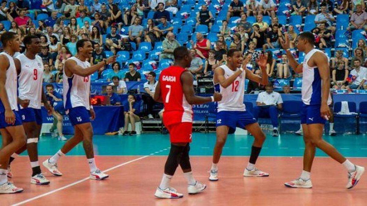 Integrantes de la selección cubana de voleibol masculina. Ocho jugadores fueron involucrados en un caso de violación durante una gira por Finlandia.