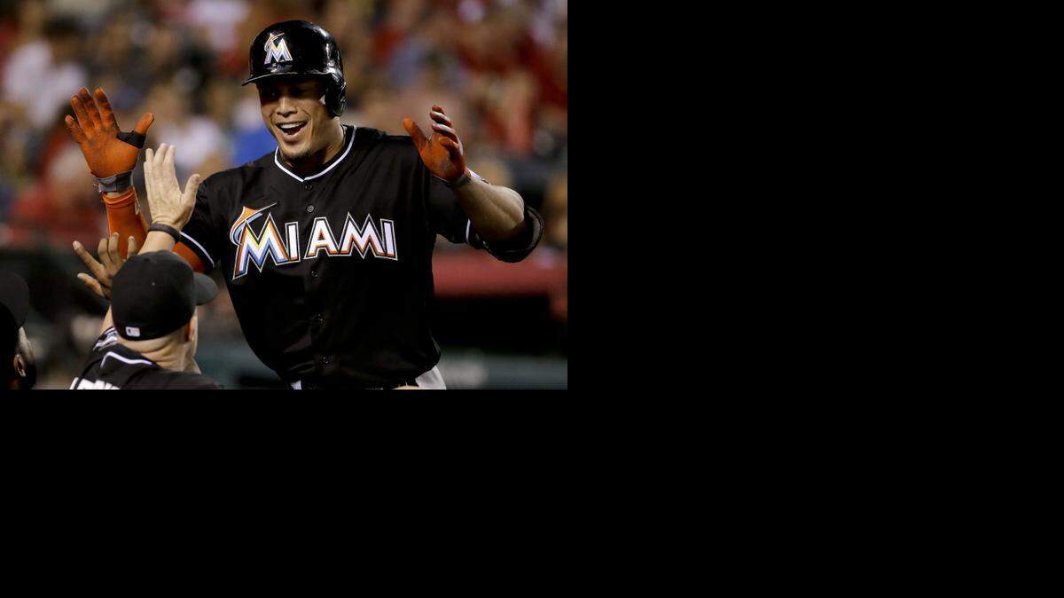 
GIANCARLO STANTON vive envuelto entre repotes de que tiene una oferta de $300 millones de los Marlins.


