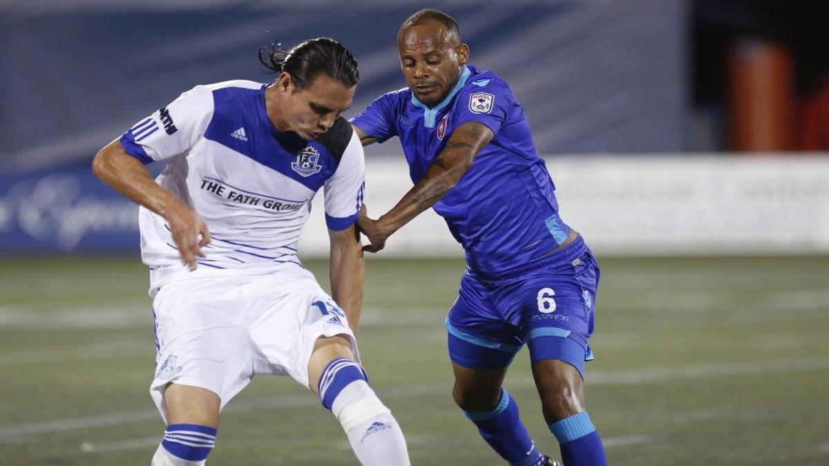 El cubano Ariel Martínez, del Miami FC, lucha contra el FC Edmonton en la despedida triunfal del equipo azulnaranja de la temporada 2016 de la North American Soccer League, la noche del viernes 28 de octubre, en el FIU Stadium en Miami.