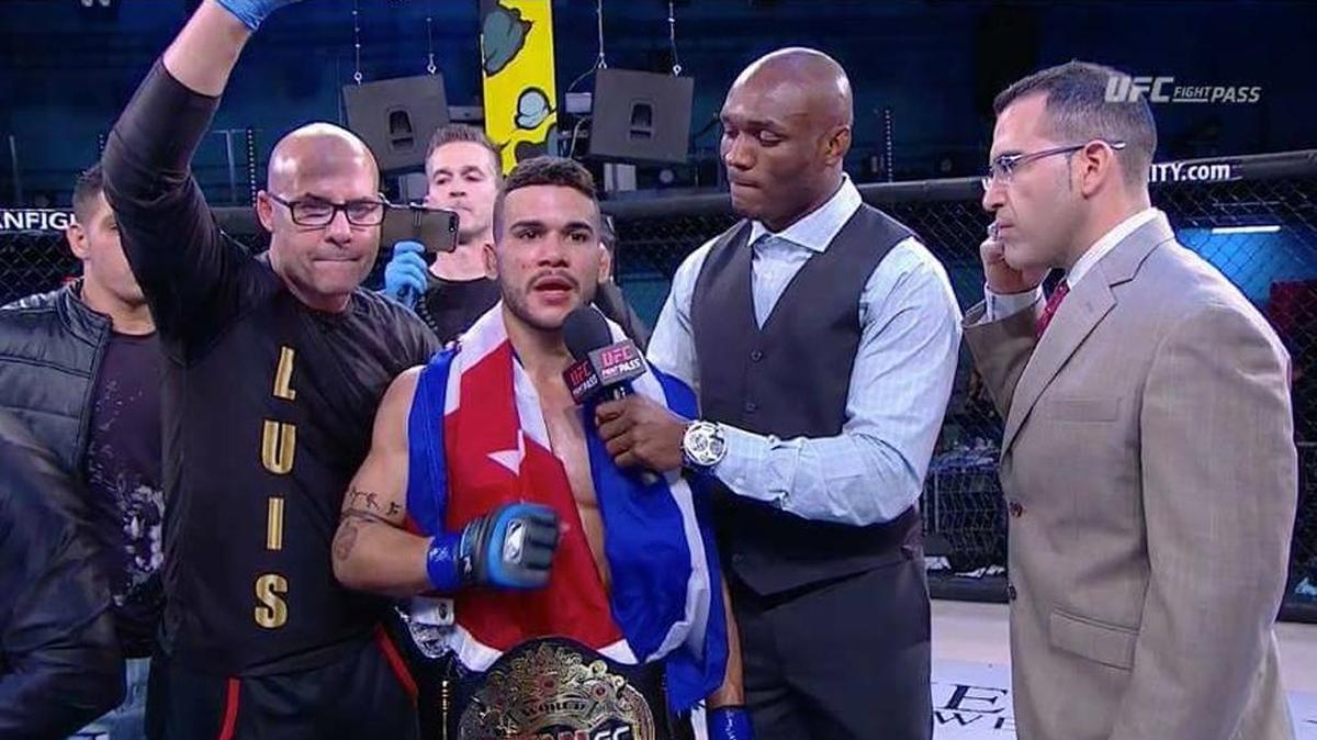LUIS RAUL Gómez entrevistado por la prensa tras su triunfo en el circuito Titan celebrado en Fort Lauderdale el pasado viernes. Su entrenador Eric Castaños le acompaña a la izquierda.