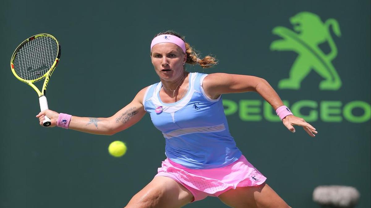 La rusa Svetlana Kuznetsova retorna una bola a Timea Bacsinszky, de Suiza, en las semifinales del Miami Open, en un partido celebrado en Key Biscayne, Florida, el 31 de marzo del 2016.