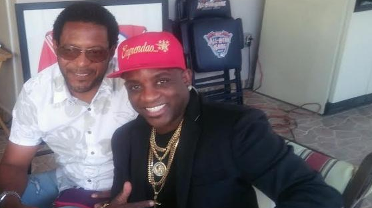 EL COMEDIANTE Boncó Quiñongo (der.) junto a Javier Sotomayor en Miami.