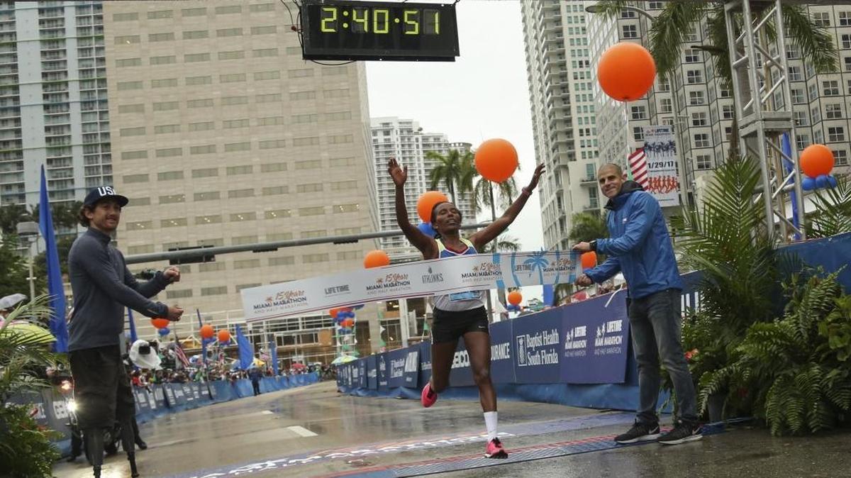 La corredora de Etiopía Marta Ayela cruza la línea de meta en el Maratón de Miami el 29 de enero de 2017.