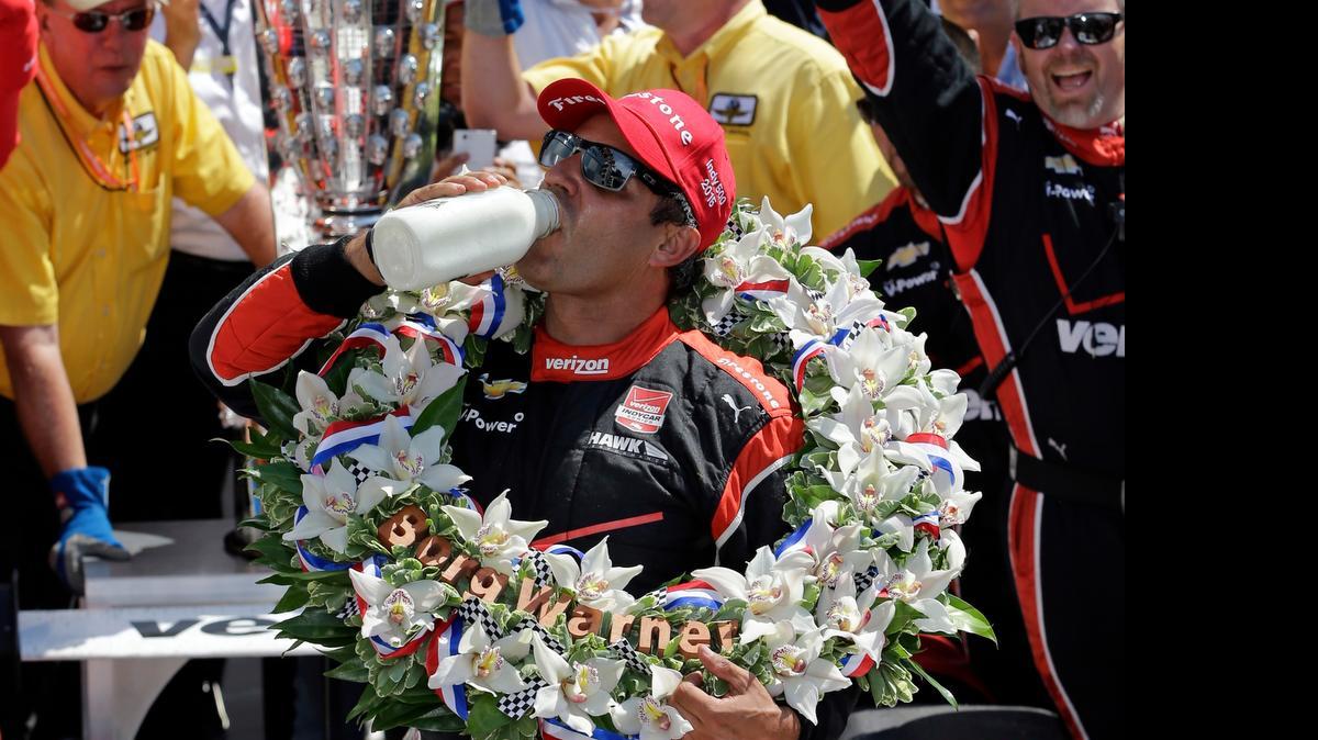 
El colombiano Juan Pablo Montoya celebra bebeiendo de una botella de leche luego de haber ganado la 99 edición de la 500 Millas de Indianápolis, el domingo 24 de mayo del 2015.
