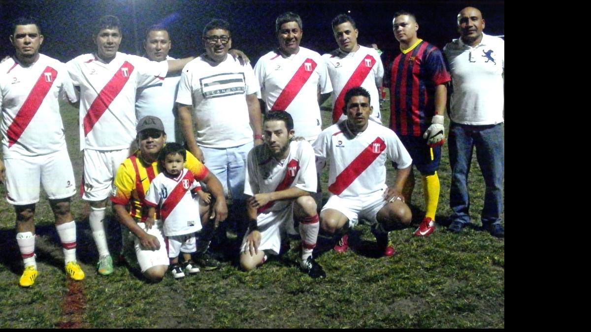 
La Selección Perú subcampeón de la SFSL con su capi Walter “Beto” Vásquez y su DT Octavio Simeone.
