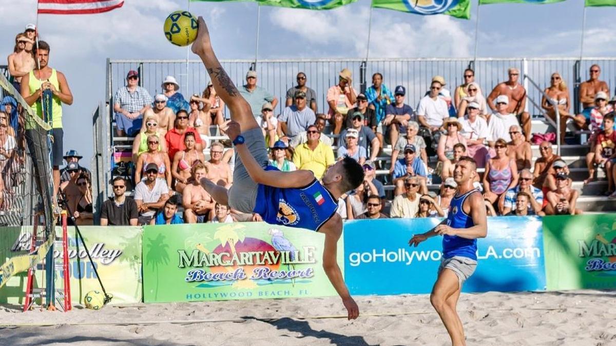 Federico Iacopucci, un joven con tan sólo 18 años de edad de la selección italiana, ataca en la final del Pro Footvolley Tour en la playas de Hollywood, en el sur de la Florida, donde se abrió la temporada del 2017 de este deporte.