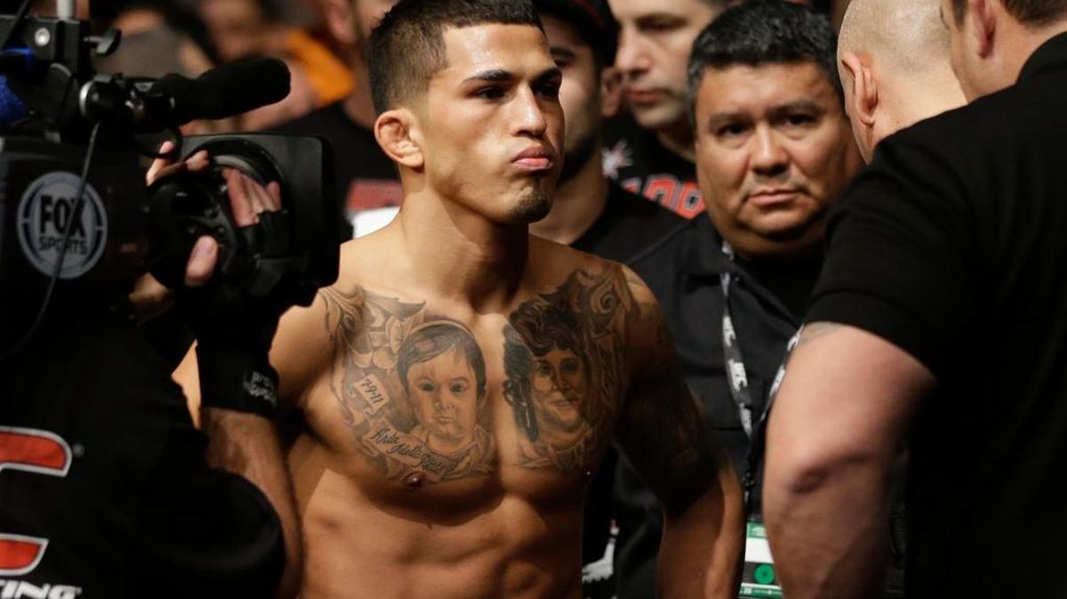 Anthony Pettis (centro) durante la pesada, el 26 de enero del 2013, para pelear contra Donald Cerrone en Chicago.