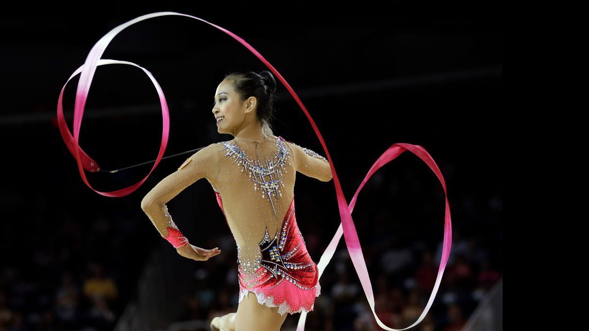 
La muchacha de oro. Laura Zeng, de EEUU, compite en la prueba con la cinta en la gimnasia rítmica, el lunes.
