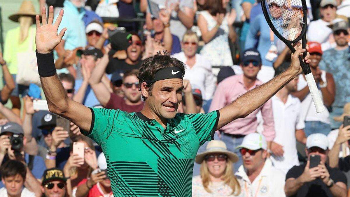 Roger Federer, de Suiza, celebra luego de ganar una bola a Tomas Berdych, de República Checa, en el Miami Open, presentado por Itau, en el Crandon Park Tennis Center en Key Biscayne, Florida, el jueves 30 de marzo del 2017.