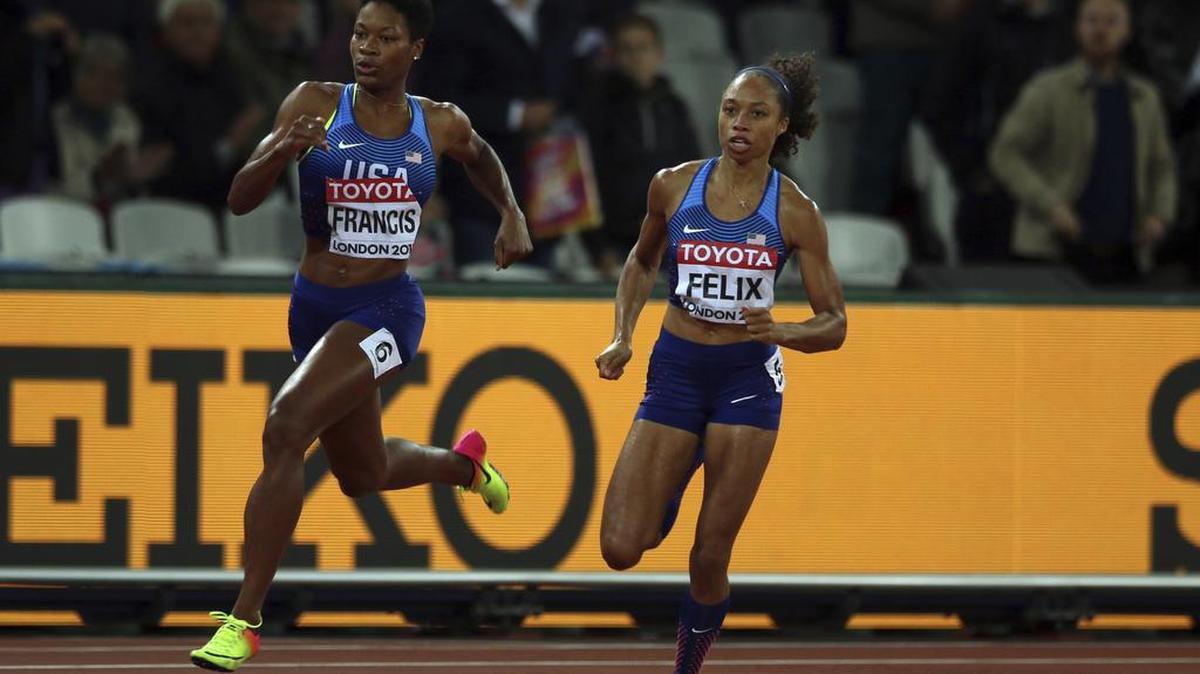 La norteamericana Allyson Felix (der.) terminó en tercer lugar de la prueba con un tiempo de 50.08, quedando detrás de su compatriota Phyllis Francis (izq.) que ganó el oro (49.92), con su mejor marca personal, y la bareiní Salwa Eid Nasser (50.06).