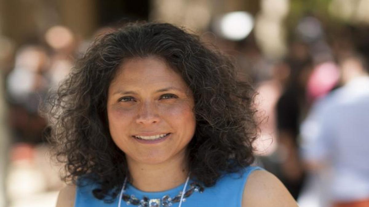 Silvia Vasquez-Lavado convirtió el jueves en la primera mujer peruana en alcanzar la cumbre del Everest (8.848 metros) en el Himalaya, tras una travesía que inició junto a unos 150 alpinistas de diversos países, informó la prensa.