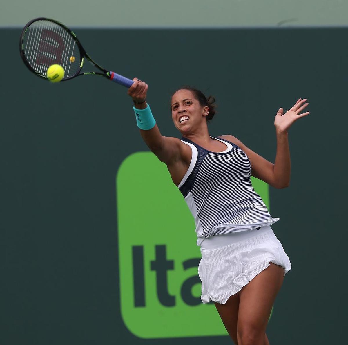 Madison Keys devuelve un disparo durante su partido con Roberta Vinci durante el actual Miami puertas abiertas en el Centro de Tenis de Crandon Park en el domingo 27 de marzo de 2016. Madison Keys ganó 6-4, 6-4.