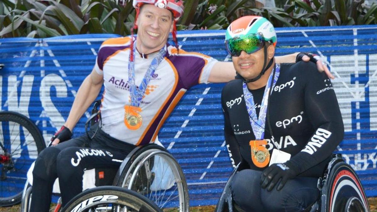 El colombiano Francisco Sanclemente (der.), ganador del Medio Maratón de Miami en silla de ruedas, recibe las felicitaciones de Redzuan Razak, el domingo 29 de enero del 2017.
