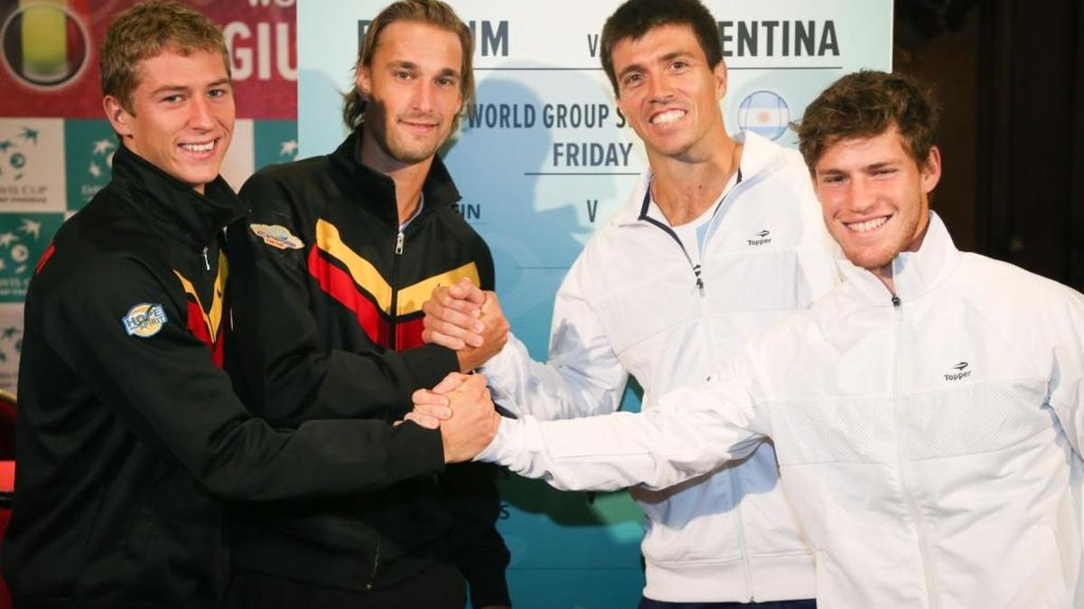 
Los tenistas belgas Kimmer Coppejans y Ruben Bemelmans (izq.) se saludan con sus rivales argentinos Carlos Berlocq and Diego Schwartzman durante la presentación de las semifinales en Bruselas, el jueves. 
