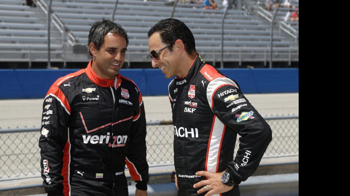 
Juan Pablo Montoya (izq.) y Helio Castroneves durante la clasificación, el domingo 12 de julio del 2015 en el Milwaukee Mile en West Allis, Wisconsin.
